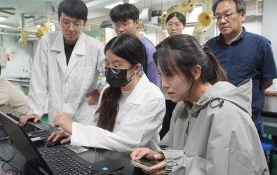 大葉大學推動生物多樣性與永續課程，帶領學生從實作中認識天然植萃成分及安心美粧。（記者陳雅芳攝）