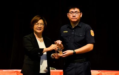 彰化縣政府舉辦「114年度廉潔楷模選拔」表揚，縣長王惠美為獲獎者頒獎。（彰化縣政府提供）