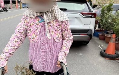 一名疑似失智的年邁婦人日前在烈日下迷失方向，無助地徘徊於大屯路一間便利商店前。（圖／記者蘇榮泉翻攝）