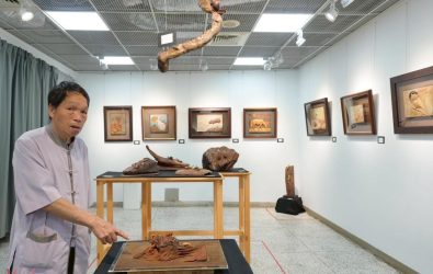 「國寶級木雕大師」黃媽慶應邀於國聲廣播公司三五藝廊舉辦個展，黃媽慶以木雕訴說生命的堅韌與自然的溫柔。（記者陳雅芳攝）