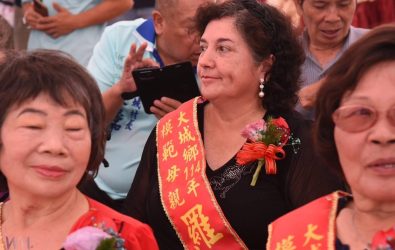 母親節將至，大城鄉公所舉辦模範母親表揚活動，來自智利、現年60多歲的廟婆羅美智，感人故事讓在場來賓動容。（記者陳雅芳攝）