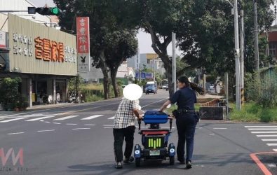 古坑分駐所員警謝宗穎、黃智壕與鄭筱臻終於在古坑鄉水碓南橋旁發現一名與描述相符的男子，神情疲憊卻無明顯外傷。（圖／記者蘇榮泉翻攝）