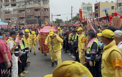 「白沙屯媽祖進香」媽祖鑾駕於上午11時15分左右抵達北辰派出所前停駕。（圖／記者蘇榮泉攝）