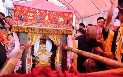2025年白沙屯媽祖與山邊媽祖鑾轎在超過70萬名信眾簇擁下順利抵達雲林北港。（圖／記者蘇榮泉攝）
