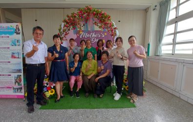 為迎接母親節，輔導室更攜手羅彩雲教授與學校熱心志工，規劃了「親子手作康乃馨纏花」體驗活動。（福德國小提供）