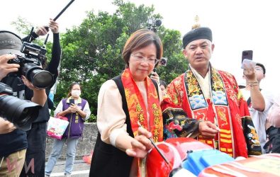 2025鹿港慶端陽系列活動熱鬧揭幕，由龍山寺恭迎「龍王尊神」起駕，並舉行「龍王祭典．開光點睛」儀式，象徵龍舟賽即將登場。（縣政府提供）