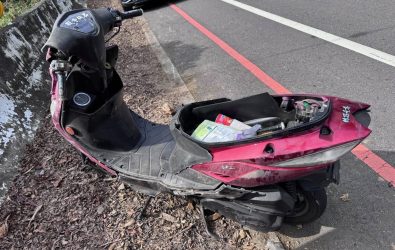彰139線「死亡彎道」再度傳出機車自撞事故！騎士是一名年僅16歲的少年，猛烈撞擊力造成車毀人傷。（警方提供）