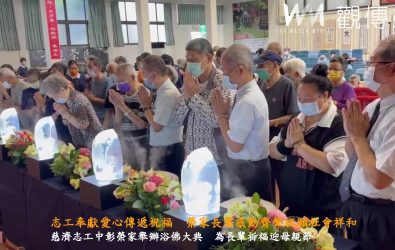 佛教慈濟基金會彰化志工今（5）日前往中彰榮民之家舉辦「浴佛大典」，在佛號聲與花香氛圍中，為長輩們送上祝福與心靈的洗滌。（記者陳雅芳攝）