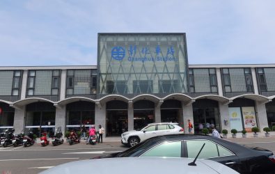 彰化火車站電梯內驚傳「偷拍狼」出沒！一男子被當場揪往鐵路警察局彰化分駐所，警方依《性騷擾防治法》調查。（記者陳雅芳攝）