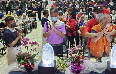 慈濟基金會志工前往彰化榮譽國民之家舉辦浴佛典禮，陪伴長者虔誠祈福，現場氣氛莊嚴溫馨。（彰化榮家提供）