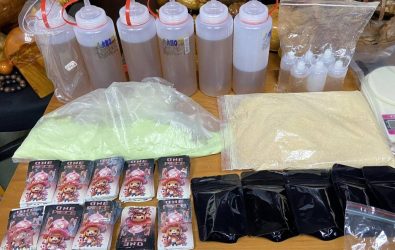 查獲包括694公克綠色粉末與1,016公克黃色粉末，以及毒品煙彈92顆、毒品咖啡包98包、愷他命4罐、彩虹菸等多項證物。（圖／雲林地檢署提供）