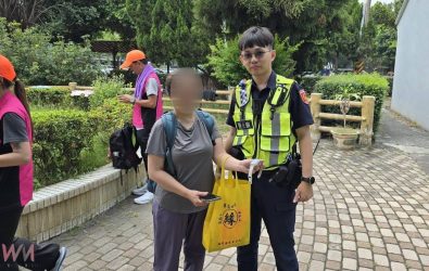 張姓香燈腳女子在土庫鎮如廁時不慎遺失Apple Watch智慧型手錶，幸土庫分駐所警員張佑榆接獲報案後，立即運用定位科技結合熱心民眾協助。（圖／記者蘇榮泉翻攝）