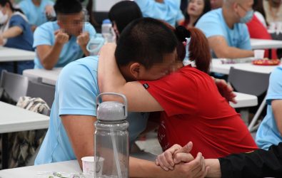 母親節前夕，勵志中學舉辦「母親節感恩懇親會」，現場洋溢著親情與感動，親情擁抱場面感人。（勵志中學提供）