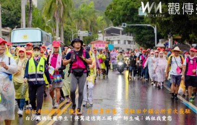 鑾轎抵達田中鎮公所前廣場，場面更達高潮，鎮長蕭淑芬及大批鎮民手持香火跪拜虔誠祈願。（田中鎮公所提供）