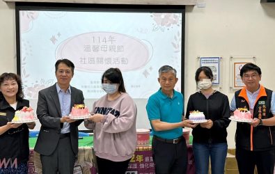 雲林縣榮譽觀護人協進會顏介柔副理事長、雲林地檢署檢察長黃智勇、更生保護會雲林分會楊進松常務委員(左1、左2、右3)致贈慰問品給予更生人代表。（圖／記者蘇榮泉攝）