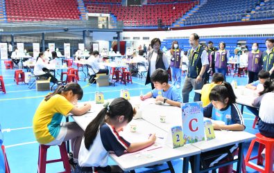 近200位學童組成的「口腔小尖兵」團隊，在彰化縣立體育館舉辦彰化縣地區預賽，縣長王惠美等人到場，為小選手們加油打氣。（記者陳雅芳攝）