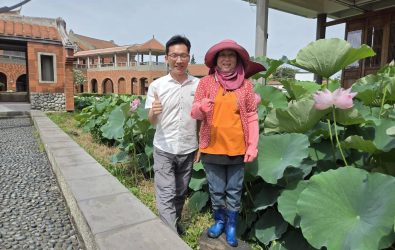 紀錄片《老鷹之手》女主角、藕農鄧素玉整治表藝中心荷花池成功，左為主任王泊清。(圖／記者邱嘉琪攝)