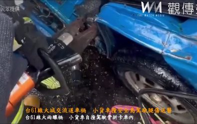 台61線快速道路彰化縣大城段，發生一起小貨車自撞安全島事故，導致車頭嚴重毀損變形。（記者陳雅芳翻攝）