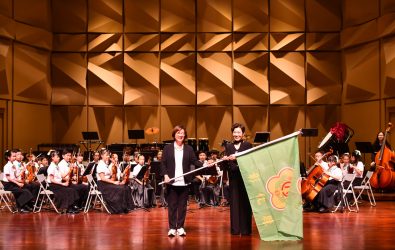 彰化縣立青少年管弦樂團與兒童弦樂團舉行年度公演《西城愛之幻想曲》，現場座無虛席，觀眾沉浸在孩子們用心演奏的美妙旋律中，掌聲與感動不斷。（縣政府提供）