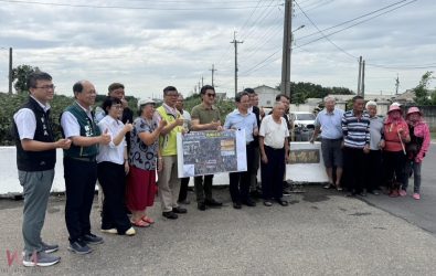 立委劉建國邀集水利署第五河川分署分署長吳明華等單位會勘，親自了解馬公厝大排馬鳴村段長年失修的狀況。（圖／立委劉建國提供）
