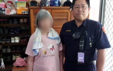警員楊淵至為保障其安全，耐心引導其至車上休息，並根據婦人模糊表述的住處嘗試前往確認。（圖／記者蘇榮泉翻攝）