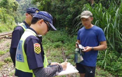 阿里山林鐵處將持續取締違規行走鐵軌者。（圖/林鐵處提供）
