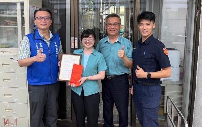 西螺分局長閻百川親自前往三間郵局頒發獎勵金與感謝狀，感謝行員在第一線守住防詐關卡。（圖／記者蘇榮泉翻攝）
