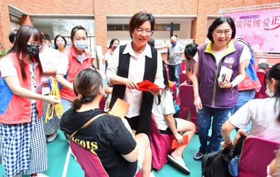 彰化縣政府舉行端午節關懷活動，攜手慈善基金會與企業，發放關懷金、應景肉粽與生活物資，幫助500戶經濟弱勢戶渡過難關。（記者陳雅芳攝）