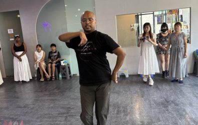 移民署嘉義市服務站舉辦新住民共融課程，由來自南非的新住民Ndumiso在課程中分享佛朗明哥的歷史文化、一起體驗佛朗明哥舞蹈。（圖/移民署提供）