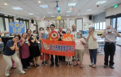 彰化市樂齡學習中心與中彰榮家開辦「樂齡好鄰－桌遊趣」課程，帶領長輩動腦又動手，提升手眼協調、記憶與反應力。（記者陳雅芳攝）