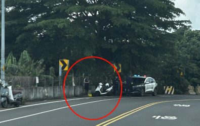 一名越南籍移工騎乘機車行經芬園鄉139線大彰路二段彎道時，打滑摔車，在現場站苦等3個多小時，員警路過發現趕緊將他送醫。（消防局提供）