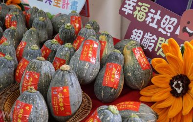 縣長張麗善親自致贈象徵「多福多壽」的南瓜及實用擦手巾，祝福縣內長者及志工端午安康、福氣滿盈。（圖／記者蘇榮泉攝）