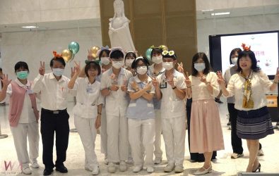 北港媽祖醫院邀請院內同仁、社區長輩及中國醫藥大學北港分部的學生齊聚一堂，共同慶祝這項傳統節日。（圖／記者蘇榮泉攝）