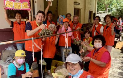 彰化縣榮民服務處舉辦「粽葉飄香‧溫情傳愛」端午節關懷活動，處長邱文俊更親自率隊深入榮民眷家中，傳遞端午祝福。（記者陳雅芳攝）