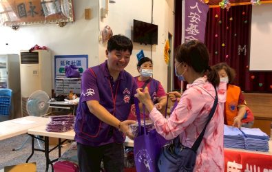 人安基金會彰化平安站舉辦「寒士慶端午」關懷活動，除有節令粽子發送，亦提供義診、義剪等服務，展現多元關懷行動。（人安彰化站提供）
