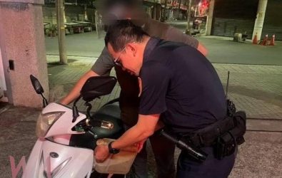 一名騎士因機車漏油深夜受困路旁，所幸遇見熱心警察伸出援手。（圖／記者蘇榮泉翻攝）
