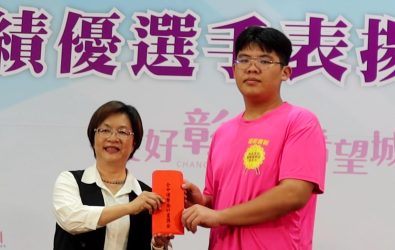彰化縣代表隊參加「114年全國中等學校運動會」表現亮眼，勇奪18金、18銀、33銅，共計69面獎牌，彰化縣長王惠美頒獎表揚。（記者陳雅芳攝）