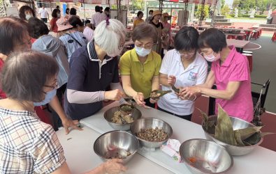 建國科技大學舉辦「慶端午 粽飄香」校園文化活動，透過包粽、敲平安鐘、製作香包等豐富內容，體驗端午節慶習俗與文化。（建國科大提供）