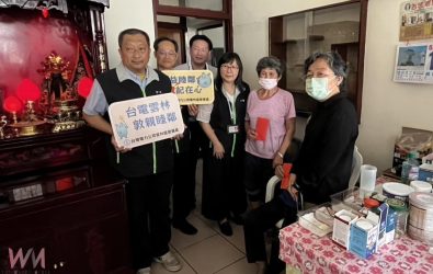 台電雲林區處袁素蘭副處長、業務經理、古坑服務所所長會同鄉長林慧如、朝陽村長邱寶賢，前往個案家中慰問。（圖／台電雲林營業處提供）