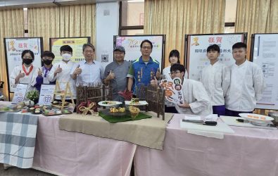 校長郭彥麟與會長廖健傑與餐飲管理科合影。(圖／記者邱嘉琪攝)