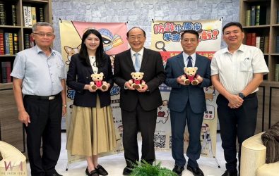 「跨出雲檢、走進螢光幕」大合照(左起李銘洲董事長、營運長鄭詠心、檢察長黃玉垣、檢察長黃智勇、鑫傳總經理王盛春）。（圖／記者蘇榮泉翻攝）