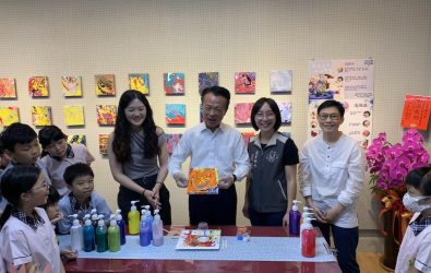 嘉義縣翁章梁縣長親自體驗流畫藝術。（圖/記者陳惲朋攝）