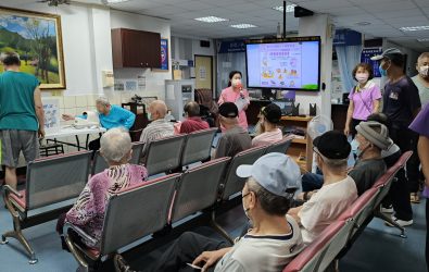 端午節將至，彰化榮家特別由糖尿病衛教師劉姿欐護理師舉辦糖尿病衛教活動，避免因過量食用粽子與甜品造成血糖波動。（記者陳雅芳攝）