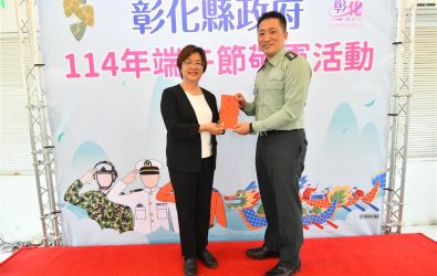 端午節前夕！，彰化縣長王惠美親率縣府團隊，向駐守彰化地區的15個軍事單位及新兵訓練中心表達敬意，並致贈總額22萬元的端午加菜金。（縣政府提供）