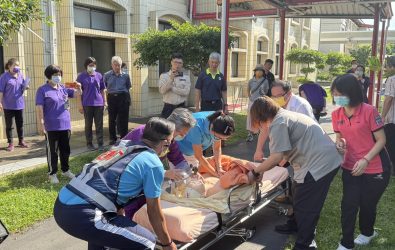 中彰榮譽國民之家舉行複合型防災演練，強化住民與照護人員的防災意識及應變能力，過程逼真。（中彰榮家提供）