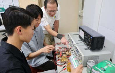 嘉大電機系江政達教授(右)指導學生沈雋詠及陳冠宏，研發出以電導法為基礎的「啤酒新鮮度偵測器」。(圖／嘉大提供)