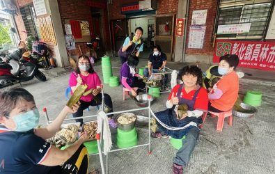 每屆端午佳節，員林市萬年里獨居老人與弱勢家庭就能在志工伙伴努力下享受來自社區的關懷美味。（圖／記者周厚賢攝）