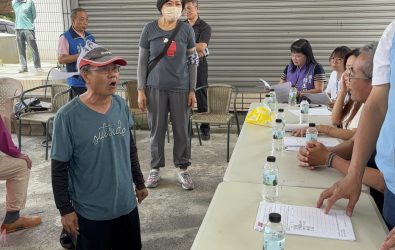 二水鄉谷昌瀝青公司生產時疑使用劣質燃油和次級原料，造成嚴重的空污，村民不滿業者無意改善空污，下跪向官員求情。（記者陳雅芳攝）