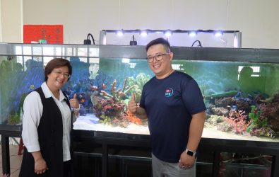 從卡通《海底總動員》啟發夢想，彰化青農薛雍霖苦學養魚技術，打造小丑魚王國，榮獲神農獎肯定。（記者陳雅芳攝）