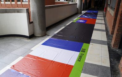 大葉大學舉辦「人體大富翁」活動，打造長達321公尺的遊戲路線，挑戰金氏世界紀錄最長大富翁遊戲周長。（大葉大學提供）